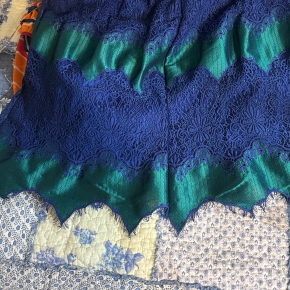 E12 lace silk like dress - Picture 7 of 7